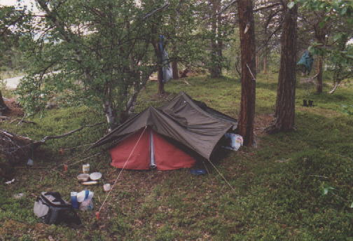 Zelt mit �bergespannten Ponchos